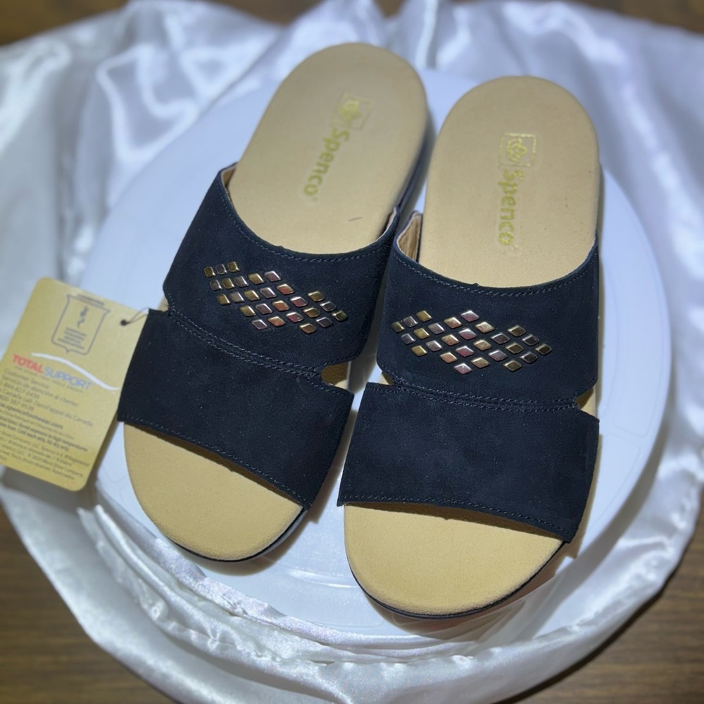 NWT Spenco women’s 5.5 total support blackw/gold slide sandals. NEW IN THE B…